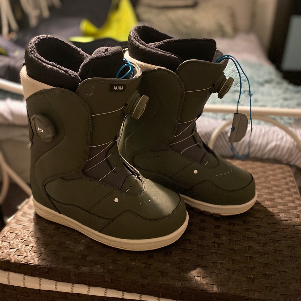 Women’s size 8 Vans Snowboard Boots